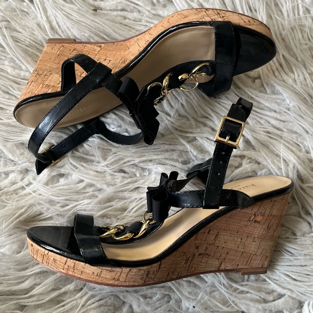 Kate Spade Gold Chain Black Patent Leather Bow Cork Wedge Sandal Heel EUC Size 7